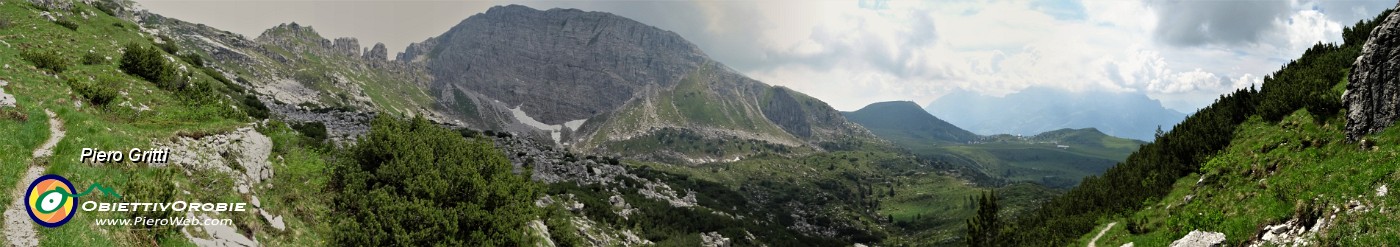 81 Il sentiero 101 di discesa dalla Bocchetta dei Mughi ai Piani di Bobbio.jpg